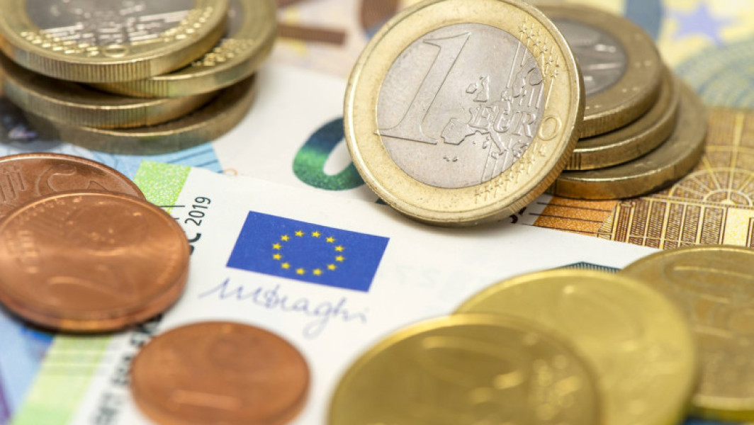 Bulgaria se pregătește pentru aderarea la zona euro, dar mulți cetățeni sunt îngrijorați de impactul economic, transmite digi24.ro. În timp ce oficialii europeni anunță că aderarea va avea loc la 1 ianuarie 2026, opinia publică bulgară rămâne împărțită în privința acestui pas.