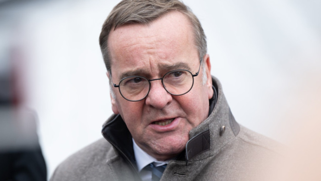ministrul german al apărării, Boris Pistorius, în vizită la Kiev, a condamnat ultimele atacuri aeriene ruse asupra Ucrainei, descriindu-le ca fiind extrem de violente și periculoase. Potrivit ministrului, aceste atacuri cu rachete de croazieră și drone indică faptul că Moscova nu are în prezent niciun interes pentru o soluție pașnică și continuă campania agresivă, vizând din ce în ce mai mult zone civile.