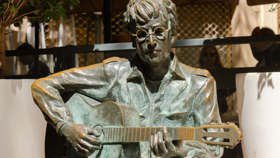 O scrisoare de dragoste adresată de John Lennon primei sale soții, Cynthia Powell, va fi scoasă la licitație de casa Christie's, transmite joi AFP, citând un comunicat al casei de licitații. Potrivit Agerpres, manuscrisul, scris în aprilie 1962, are un preț estimat între 30.000 și 40.000 de euro și va fi prezentat la licitație pe 9 iulie, la Londra.