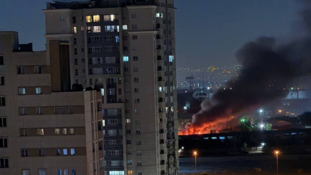 Israeli a lansat un atac preventiv asupra Iranului, a anunțat ministrul apărării, Israel Katz. Potrivit surselor, explozii s-au auzit în zona nord-est a capitalei iraniene Teheran, precum și la complexul nuclear Natanz. Se pare că și șeful Gardienilor Revoluției ar fi fost ucis în bombardamentele israeliene, relatează presa. Armata israeliană (IDF) confirmă că a desfășurat o campanie aeriană pentru a distruge programul nuclear iranian. Într-un comunicat oficial, IDF a spus că a atacat „zeci de ținte din Iran, inclusiv situri nucleare și instalații militare”, în cadrul operațiunii numite „Leul care se ridică”.