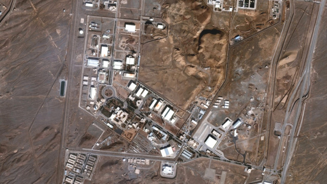 Israelul a anunțat vineri dimineață că a atacat ținte nucleare din Iran pentru a împiedica dezvoltarea armelor atomice. Potrivit declarației, aceste atacuri au vizat să distrugă facilități cheie din programul nuclear al Teheranului, inclusiv instalații de îmbogățire a uraniului, fabrici de rachete balistice și infrastructură militară. Premierul israelian Benjamin Netanyahu a declarat că scopul acestor operațiuni este reducerea capacităților nucleare ale Iranului și afectarea întregii sale infrastructuri militare.