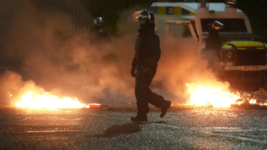 Tensiuni accentuate în Irlanda de Nord: violențe și confruntări cu poliția