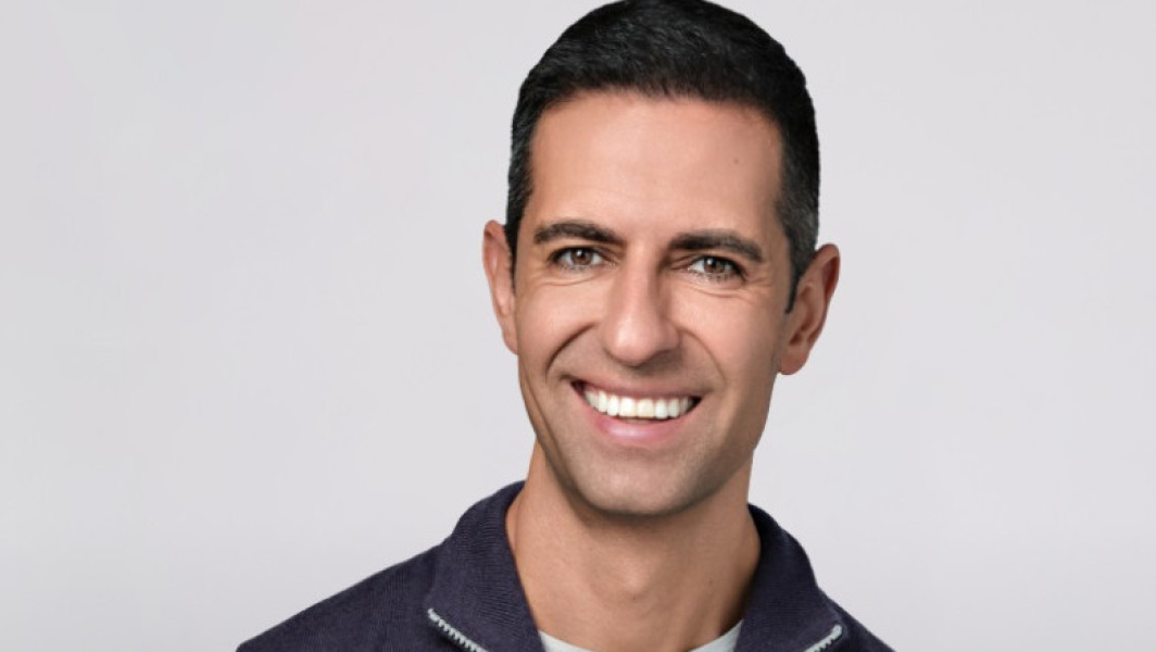 Adam Foroughi, antreprenor si miliardar mai putin vizibil, a atras atentia lumii dupa ce compania sa, AppLovin, a facut o oferta surprinzatoare pentru achizitionarea activelor internationale ale TikTok, potrivit Business Insider. Foroughi, in varsta de 45 de ani, a declarat ca este o companie de peste 100 de miliarde de dolari, dar ca foarte putini oameni o cunosc, probabil din cauza stilului de management discret al lui.
