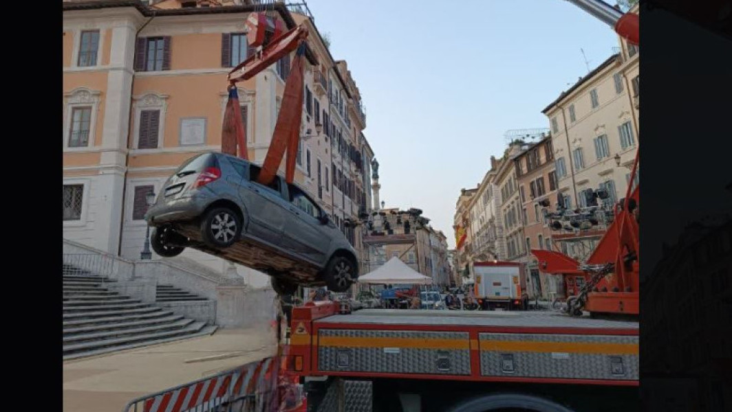 bărbat de 80 de ani rămâne blocat cu mașina pe treptele spaniole din roma