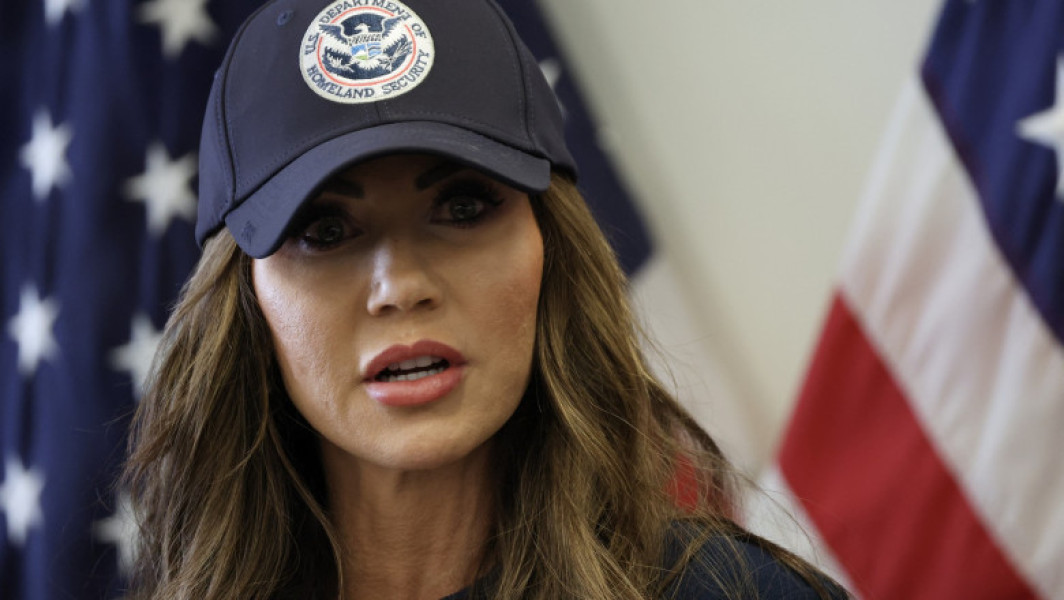 Kristi Noem, secretar pentru securitate internă, a fost transportată de urgență la spital din Washington DC, după ce a avut o reacție alergică, anunță Departamentul pentru Securitate Internă. Potrivit purtătoarei de cuvânt a DHS, Tricia McLaughlin, "Secretarul Noem a avut o reacție alergică astăzi. Ea a fost transportată la spital din prudenta. Ea este alertă și se recuperează." Nu au fost furnizate alte detalii despre situație.