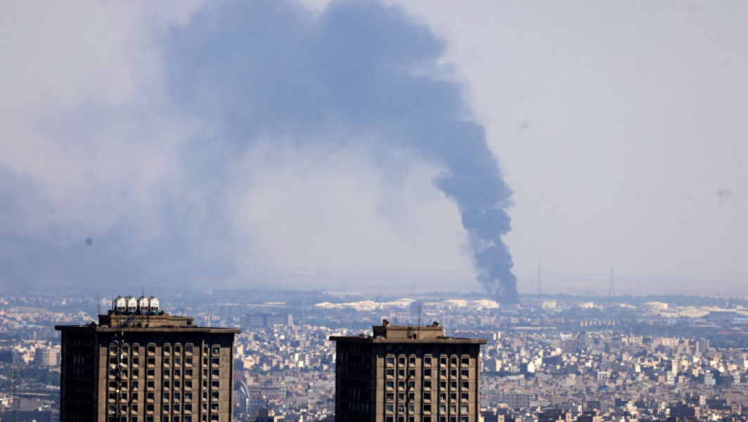 Israelul a intensificat bombardamentele asupra Iranului pentru a șaptea noapte consecutiv, într-un efort de a-și impede programul nuclear, relatează digi24.ro. Potrivit sursei, Ministerul israelian al Apărării a anunțat că a urmărit mai multe ținte în Iran, inclusiv instalații nucleare și sediile de securitate.