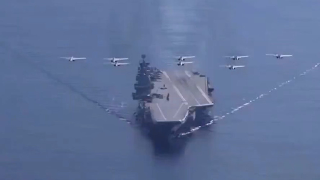 China a desfășurat exerciții navale în apropierea Japoniei, stârnind îngrijorări mari la Tokyo, care a reacționat cu o decizie fără precedent, publicând rutele portavioanelor chineze. Potrivit digi24.ro, Beijingul susține că operațiunile sale respectă dreptul internațional și acuză Japonia de "manevre periculoase".