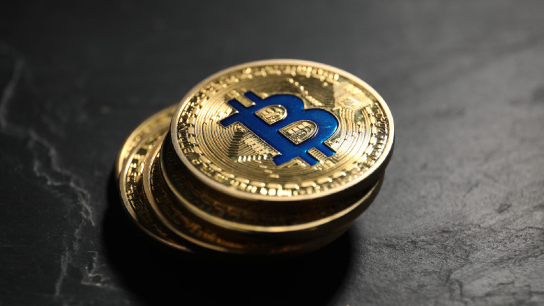 Guvernul din Cehia a trecut cu bine de un vot de încredere într-o perioadă tensionată, relatează Reuters. Miercuri, acesta a fost supus unui scrutin după ce statul a acceptat o donație în bitcoin în valoare de 45 de milioane de dolari de la un fost condamnat, fapt ce a stârnit controverse în coaliția de guvernare cu câteva luni înainte de alegeri.