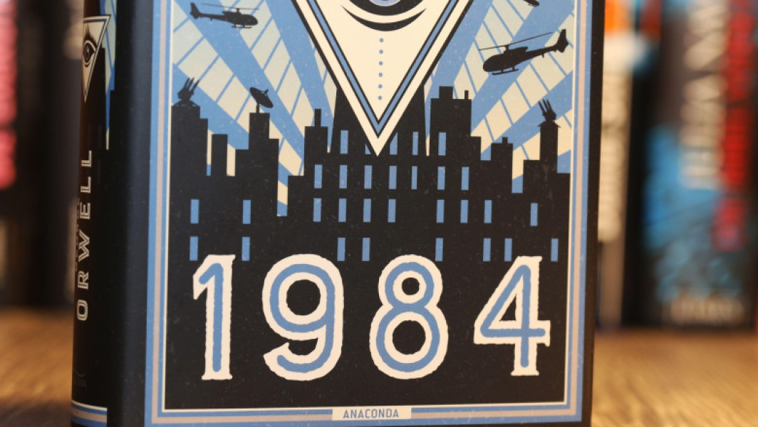 Cele mai furate cărți din magazinele din Rusia, conform presei locale citează, sunt „Constituția Rusiei” și romanul distopic „1984” al lui George Orwell. Un control intern efectuat în cadrul lanțului de librării Kitai-Gorod arată că, în prima jumătate a anului 2025, aceste titluri au fost cele mai sustrase de pe rafturi.