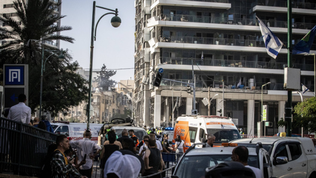 Iranul a continuat să lanseze atacuri asupra Israelului, vineri, fără semne clare de dezescaladare a conflictului care durează deja de opt zile, anunță surse din regiune. Potrivit serviciilor israeliene de intervenție, o rachetă a lovit o clădire din parcul tehnologic din orașul Beer Sheva, situat aproape de sediul Microsoft. La fața locului au fost mobilizate numeroase echipe de urgență, iar imaginea pagubelor arată deteriorări extinse și incendii.