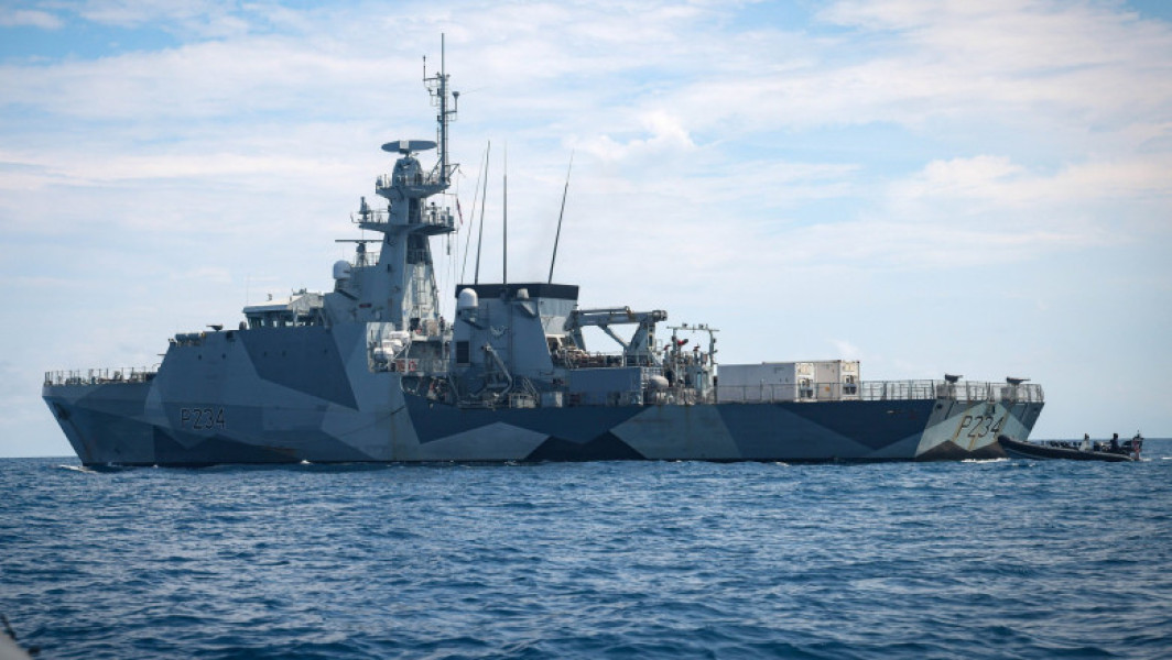 China contestă tranzitul navei HMS Spey prin Strâmtoarea Taiwan, descriindu-l drept o "provocare intenționată" care amenință pacea și stabilitatea din regiune. Armata chineză a avertizat că va răspunde ferm oricărei amenințări, în timp ce Marea Britanie a declarat că patrula a fost planificată de mult timp și respectă dreptul internațional, notează digi24.ro.