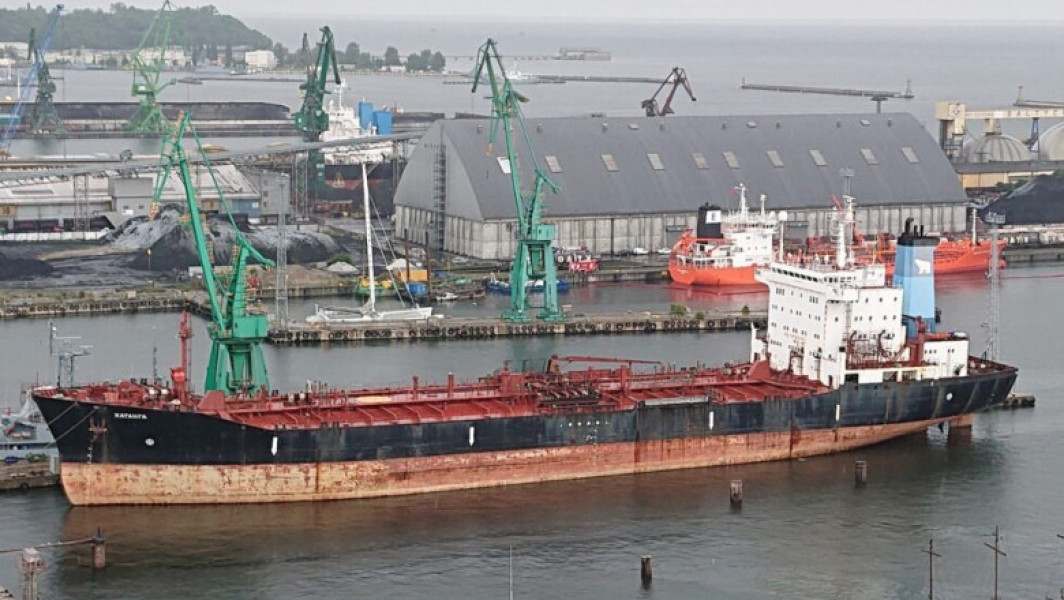 Petrolierul rusesc Khatanga a părăsit portul Gdynia după opt ani de staționare în Polonia
