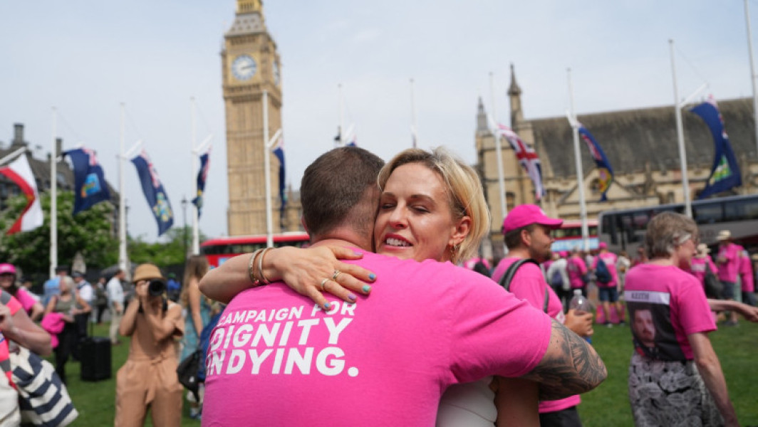 Parlamentul britanic a aprobat vineri o lege care legalizează eutanasia, marcând o schimbare majoră în politica socială a țării. Proiectul de lege a fost adoptat cu 314 voturi pentru și 291 împotrivă, depășind astfel un obstacol important în procesul legislativ.