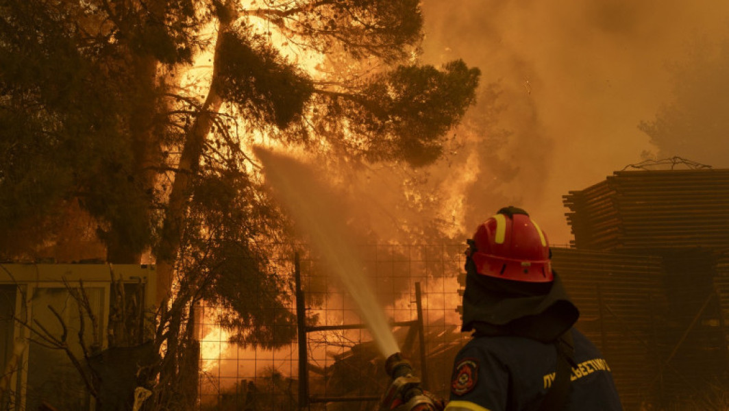 Video Stare de urgență pe insula grecească Chios din cauza incendiilor de vegetație. Localități evacuate, peste 350 de pompieri mobilizați