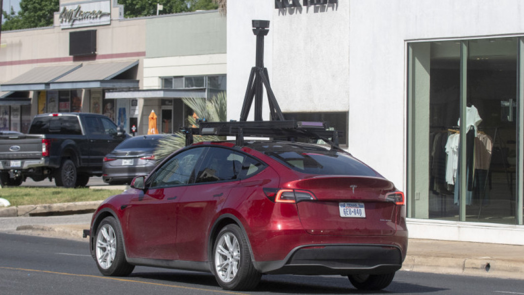 Lansare cu probleme a mașinilor Robotaxi ale Tesla în SUA. Autoritățile investighează depășiri de viteză și viraje neregulamentare
