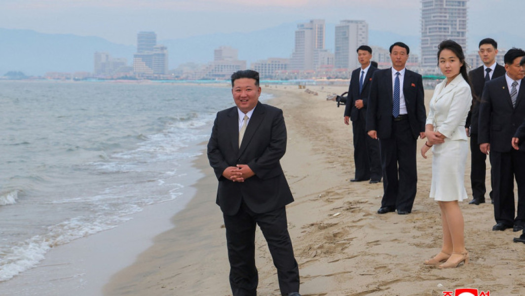 Galerie Foto Kim Jong-un a renunțat la rachete și s-a relaxat la plajă. Liderul nord-coreean a inaugurat o stațiune de lux pe litoral