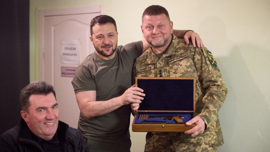 Volodimir Zelenski vs Valeri Zalujnîi. Pe cine ar vota ucrainenii la alegerile prezidențiale