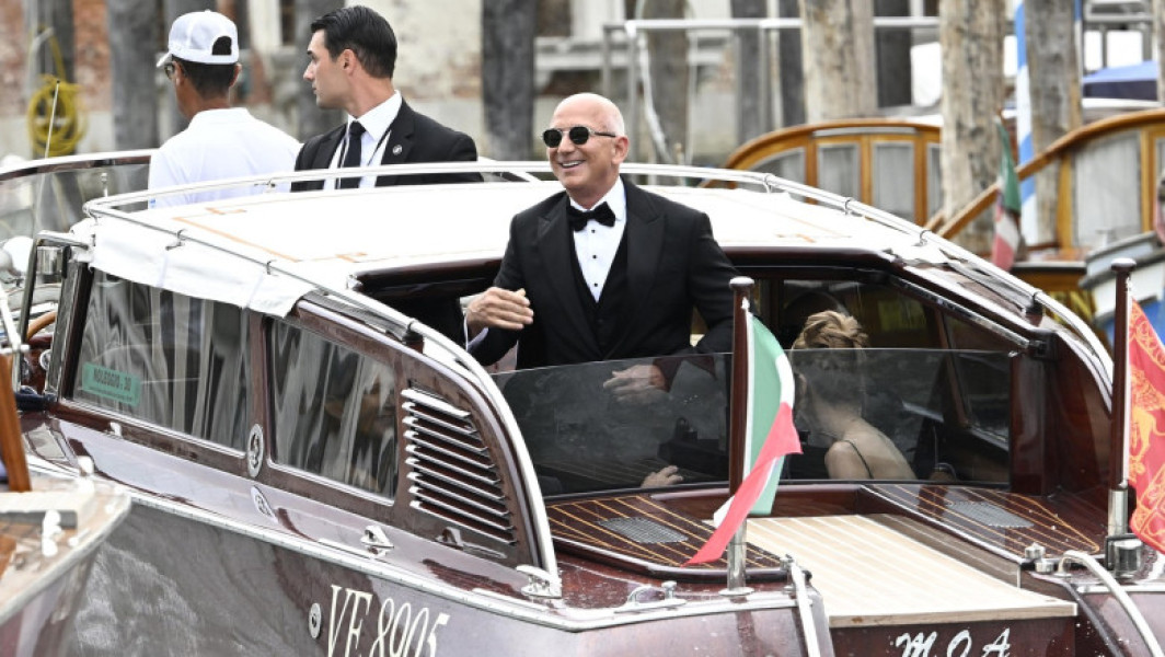 Galerie Foto Jeff Bezos s-a căsătorit cu Lauren Sanchez. Imagini spectaculoase de la nunta anului: „E o abatere de la ceea ce se aşteaptă oamenii”