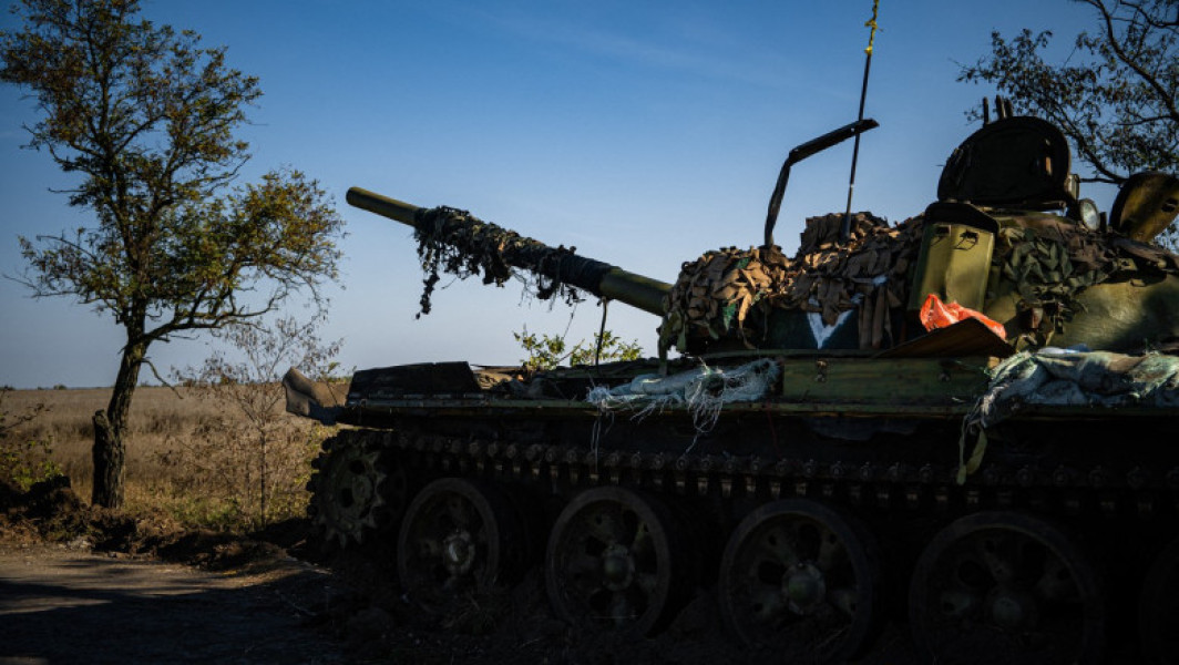 Armata rusă e nevoită să refolosească tancuri T-62 vechi pentru posturi fixe de tir, potrivit GRU
