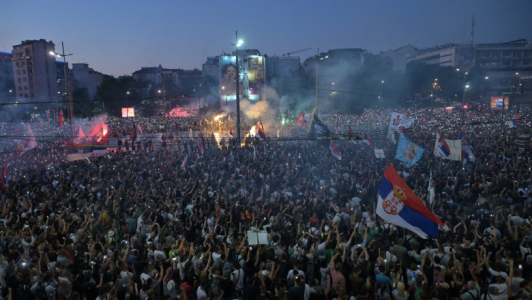 Galerie Foto Zeci de mii de persoane s-au adunat să protesteze la Belgrad și să ceară alegeri anticipate