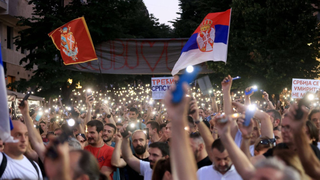 Video Confruntări violente la Belgrad, unde protestatarii au cerut alegeri anticipate. Președintele sârb invocă „o lovitură de stat”