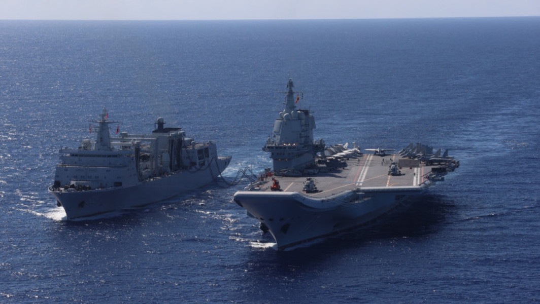 Video Două portavioane chineze au efectuat exerciţii de luptă în Pacificul de Vest. Reacția Japoniei