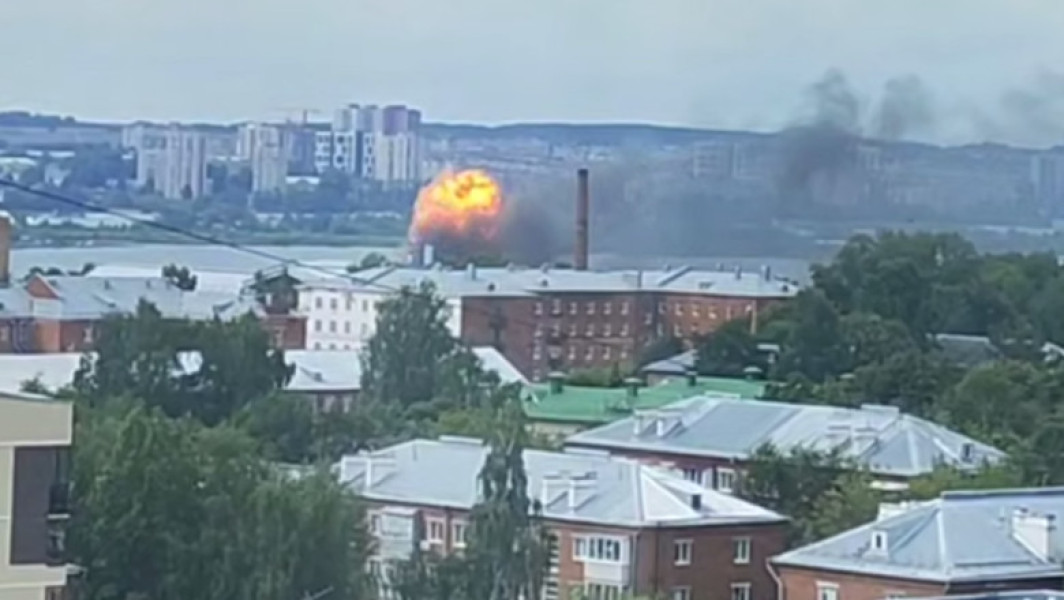 Video Momentul în care dronele ucrainene lovesc fabrica rusă de apărare aeriană din Ijevsk. Explozii, incendii, „decese și răniți”