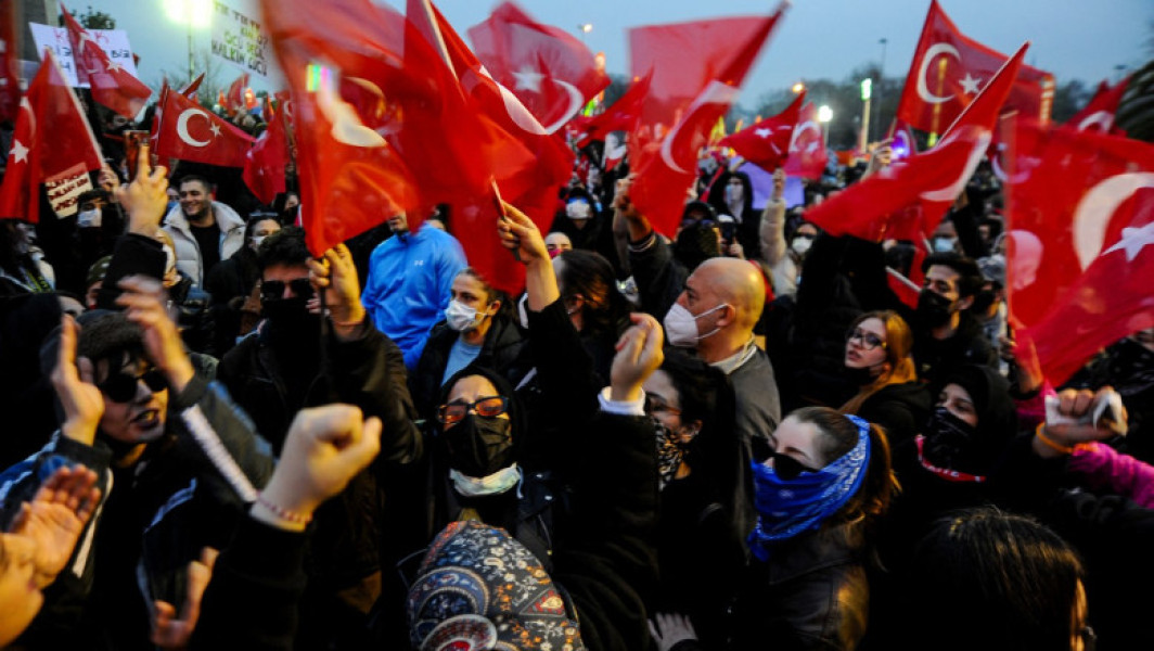 Video Zeci de mii de oameni au protestat la Istanbul faţă de încarcerarea fostului primar Ekrem Imamoglu