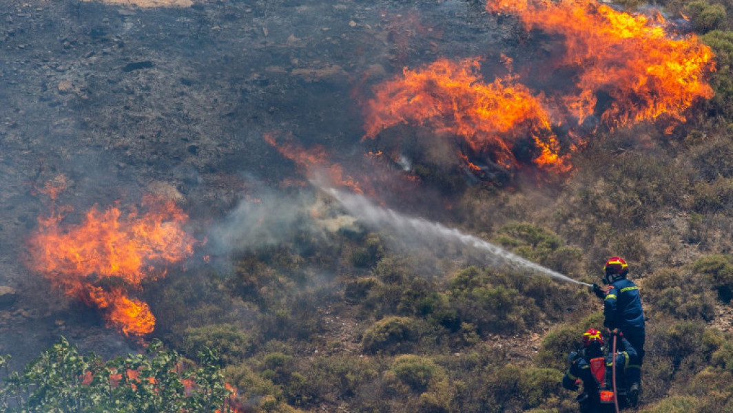 Video Incendii puternice în Halkidiki și Creta, unde se află mii de români. Vacanțe distruse, turiști evacuați de urgență