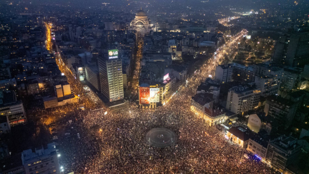 Video Culisele unor manifestații cu zeci de mii de oameni. Blocajele rutiere înlocuiesc mitingurile în Serbia, protestatarii cer noi alegeri