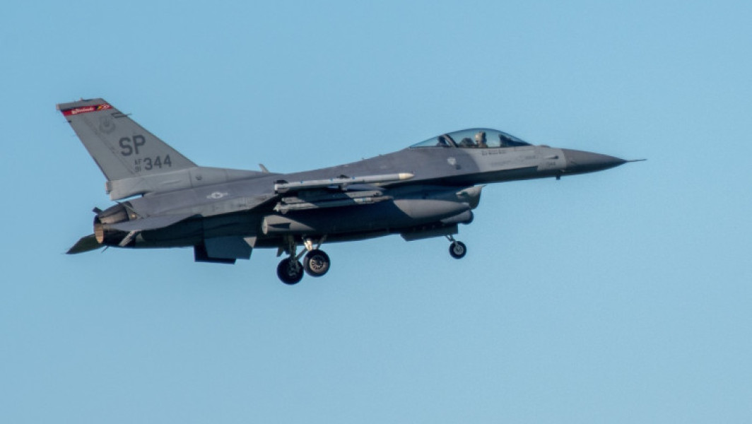 Alertă în apropierea terenului de golf al lui Donald Trump. Un F-16 a escortat un avion în afara zonei după încălcarea spaţiului aerian