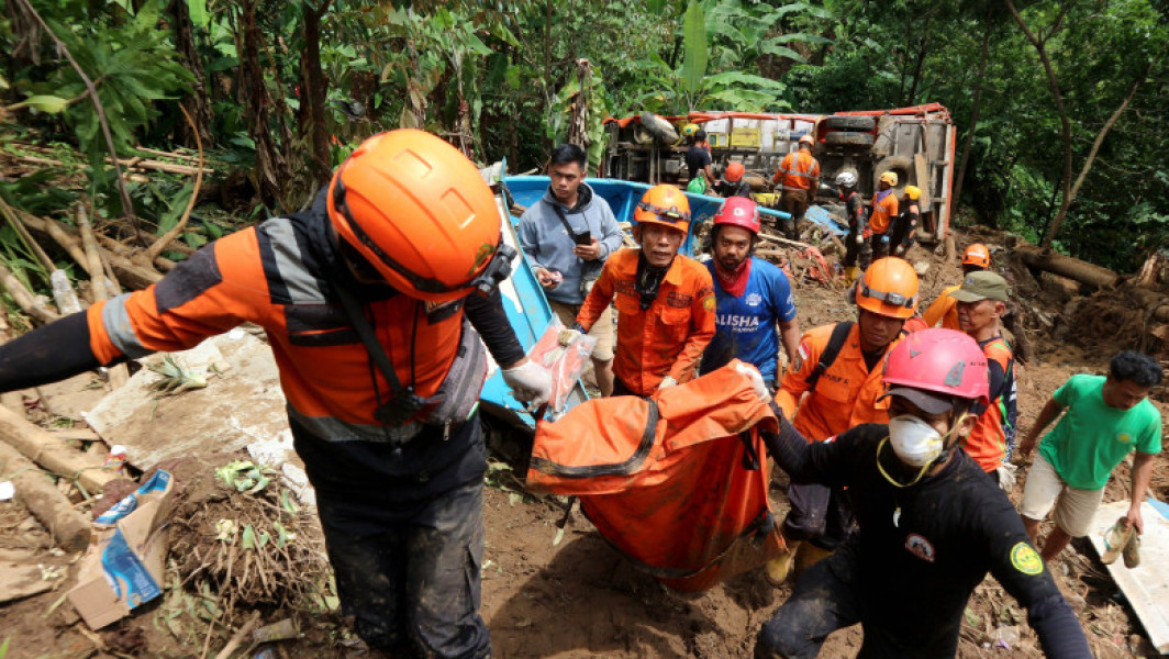 Video Alunecările de teren fac ravagii în Indonezia. Trei morţi şi opt răniţi în provincia Java de Vest