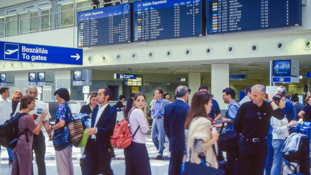 Risc de întârzieri sau anulări de zboruri pe aeroportul din Budapesta, din cauza vremii
