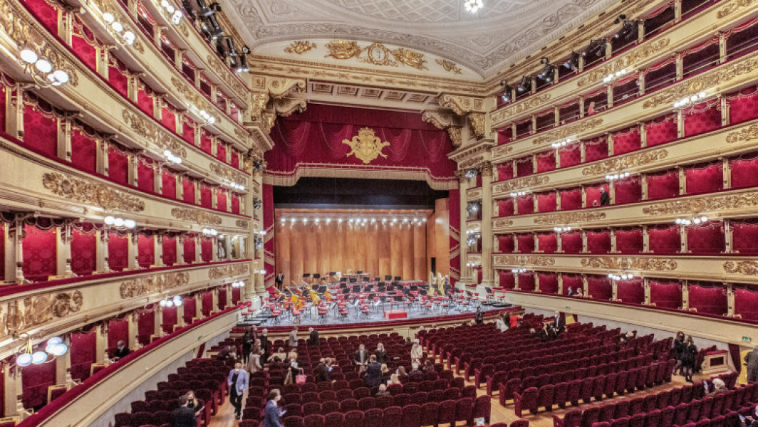 Cod vestimentar la Scala din Milano: „Pantalonii scurţi şi şlapii nu sunt permişi”. Fotografierea spectacolelor este și ea interzisă