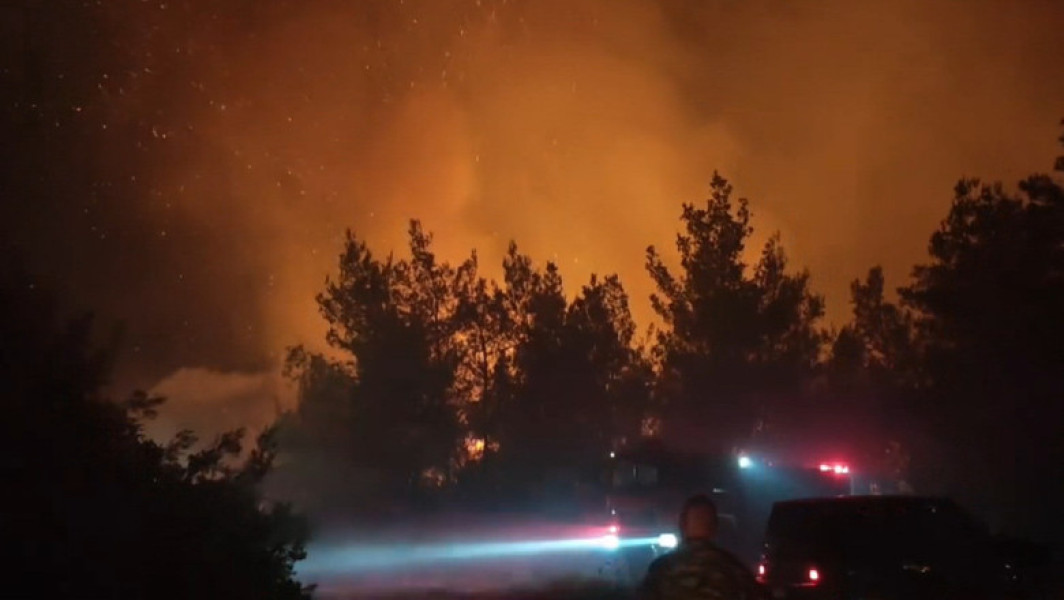 Video Incendiu puternic în Thassos: autoritățile sunt în alertă. Ce spune un român stabilit pe insulă despre situația de acolo