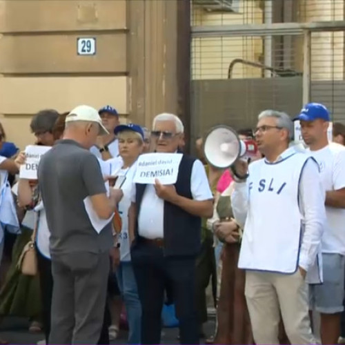 Video A doua zi de proteste în fața Ministerului Educației. Sindicaliștii amenință că suspendă activitatea didactică din toamnă