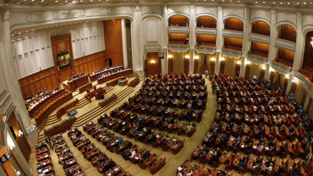 Parlamentul are peste 1.000 de angajați în birouri