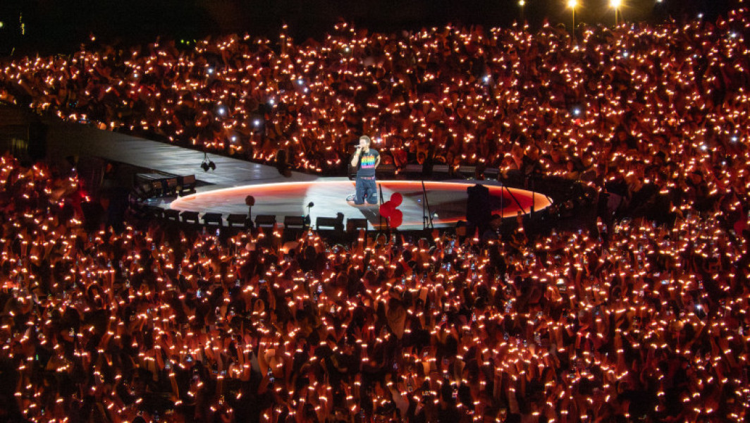 Video Chris Martin a îndemnat publicul să „trimită iubire” familiei lui Charlie Kirk în timpul unui concert Coldplay la Londra