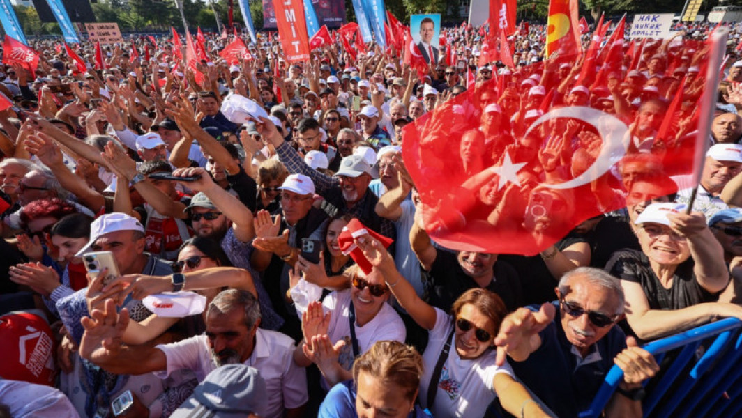 Zeci de mii de persoane, la o manifestaţie a opoziţiei la Ankara: Acuză guvernul turc că subminează democrația