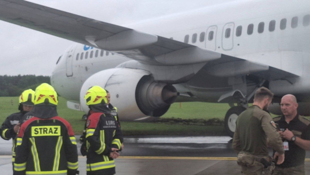 Foto Incident aviatic în Polonia. Un avion a ratat aterizarea și a ieșit de pe pistă